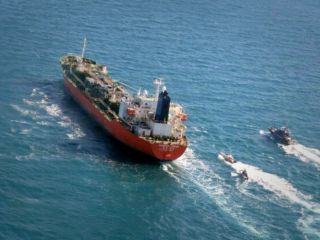 «ربایندگان»،کشتی را در سواحل امارات به حال خود رها کردند