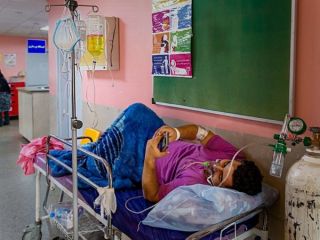 کرونا در ایران :بیمارستان‌ها پر شده،در راهرو و حیاط بیمارستان‌ها هم تخت گذاشته اند