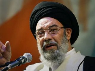 امام جمعه اصفهان: زنان در خارج به دلیل عادت ماهیانه نمی‌توانند خلبان شوند