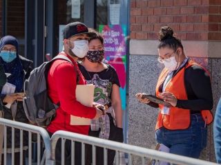 ۵۰ هزار شهروند نیویورک هر کدام ۱۰۰ دلار گرفتند و واکسن کرونا زدند