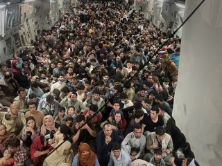 تصویری تامل برانگیز از  ۶۴۰ افغان که توانستند در فرودگاه کابل سوار هواپیمای نظامی آمریکا شوند