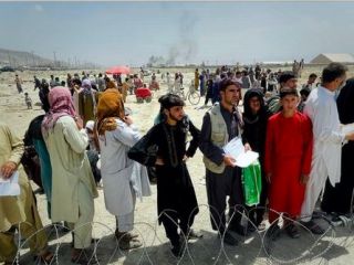 تلاش مایوسانه مردم افغانستان در فرودگاه کابل برای فرار از این کشور