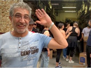 افغان‌تبارهای آمریکا به کمک پناهجویان افغان آمدند