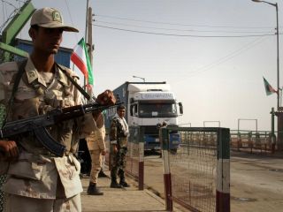 ایران به «درخواست طالبان» ارسال سوخت به افغانستان را از سر گرفت