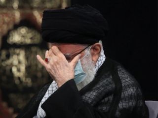 تلاش رسانه‌های نزدیک به حکومت برای «تبرئه»خامنه‌ای در بحران واردات واکسن