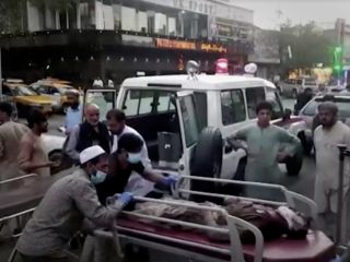 در انفجارهای خارج از فرودگاه کابل ۶۰ افغان و ۱۲ نظامی آمریکایی کشته شدند