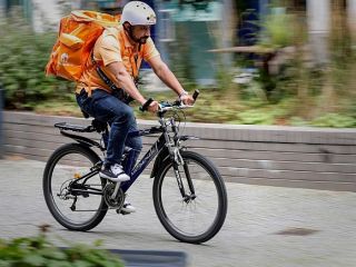 گفتگو با وزیر سابق مخابرات افغانستان که حالا پیک غذا در آلمان است