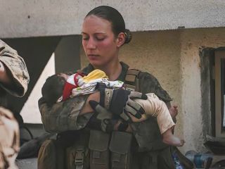 تفنگدار آمریکایی که کودک افغان را به آغوش کشید خود به آغوش مرگ رفت