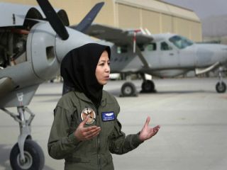 طالبان تنها خلبان زن افغانستان را به طور وحشیانه سنگسار کردند