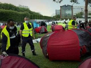 تصاویری از تخلیه پناهجویان افغان و آفریقایی از چادرهایشان در پاریس + ویدیو