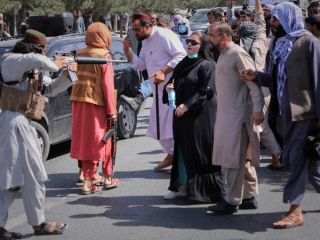 تیراندازی و ضرب و شتم معترضان و بازداشت خبرنگاران در کابل