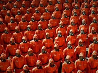 رژه نظامی کره شمالی این بار با نمایش لباس‌های ایمنی و ماسک‌های ضد گاز