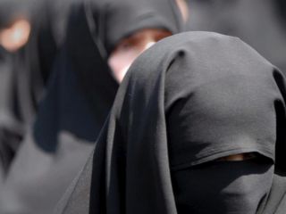 انحصار تولید چادر مشکی در ایران در انحصار کامل بنیاد مستضعفان