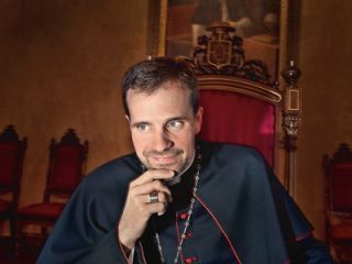 زور عشق به مذهب چربید: جوانترین اسقف اسپانیا به خاطر عشقش استعفا داد