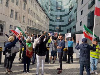 «تقدیم عمامه به بی‌بی‌سی فارسی توسط معترضان»