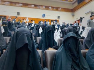 تجمع زنان محجبه با نقاب یا برقع سیاه برای حمایت از طالبان در یکی از دانشگاه های کابل