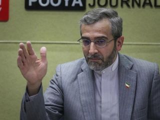 عباس عراقچی برکنار و یک مخالف جدی برجام به جای او منصوب شد