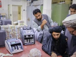 کشف بیش از ۱۲ میلیون دلار پول در اقامتگاه‌های مقامات و دفاتر دولتی افغانستان