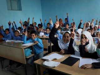 طالبان بدون اشاره به دختران: دانش‌آموزان پسر و معلمان مرد به مدارس برگردند