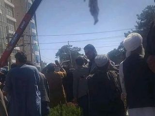 آویزان کردن اجساد ۴ متهم به آدم‌ربایی در میدانی در هرات توسط طالبان