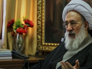 آیت الله مخالف خودروی خارجی خودش سوار «مگان» می شود