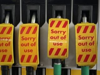 صف‌های طولانی پمپ بنزین‌ها؛ دولت بریتانیا می‌گوید کمبود سوخت وجود ندارد