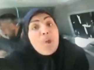 مادر امیر حسین حاتمی بالای سر جنازه پسرش