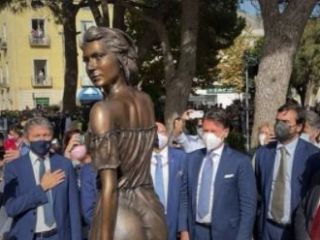 جنجال مجسمه یک زن با لباس نازک و بدن‌نما در ایتالیا