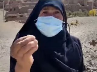 مادر روستایی خطاب به خامنه‌ای: اگر نمی دانی به چاهی ، اگر میدانی گناهکاری