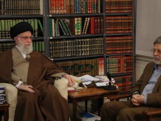 انتقاد مشاور پزشکی خامنه‌ای از وعده وزیر بهداشت برای «جشن پیروزی واکسن»