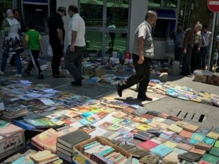 بازداشت ۸ دستفروش کتاب در تهران به اتهام عرضه کتب غیرمجاز و «آثاری درباره سلطنت‌طلب‌ها»