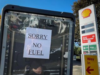 بریتانیا از دوشنبه برای مقابله با کمبود سوخت نیروهای ارتش را مستقر می‌کند