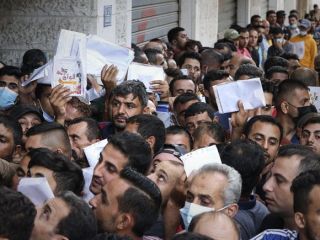 مردان نوار غزه برای دریافت مجوز کار در اسرائیل صف کشیدند