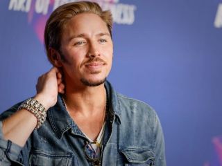 جنجال برخورد یهودی ستیزانه کارکنان یک هتل با خواننده یهودی