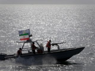 ایران می‌گوید قایق‌های تندرو سپاه پاسداران یک شناور آمریکایی را رهگیری کردند