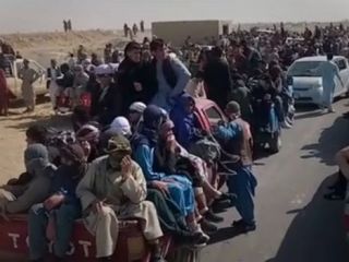 ویدیوها نشان می‌دهد هزاران پناهجوی افغان عازم ایران هستند