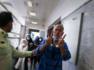 چرا پدر بابک خرمدین از زندان خارج شده است؟