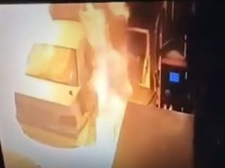 هیچگاه همانند این پدر موبایل خود را در پمپ بنزین برای بازی به کودکتان ندهید