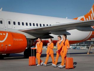 مهمانداران هواپیمایی اوکراین به جای دامن و کفش پاشنه بلند، شلوار و کتانی می‌پوشند