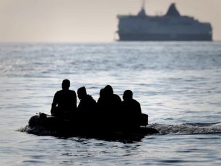 افزایش عبور غیرقانونی از مانش؛ لندن برای مقابله با قاچاق مهاجر سرِ کیسه را شُل می‌کند