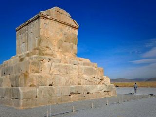 عقب‌نشینی ضرغامی: قصد نداریم در حریم پاسارگاد چاه بزنیم