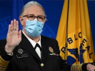 یک تراجنسیتی برای اولین در آمریکا به عنوان دریادار چهارستاره سوگند یاد کرد