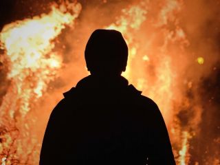 خودسوزی فرزند شهید در برابر ساختمان بنیاد شهید یاسوج