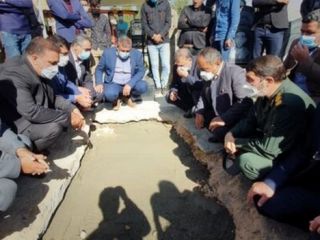 حضور جمع کثیری از مقامات محلی در مراسم خاکسپاری فرزند شهیدی که خودسوزی کرده بود