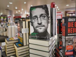 منظور ادوارد اسنودن، افشاگر مشهور آمریکایی، از توییت های مبهم فارسی چیست؟