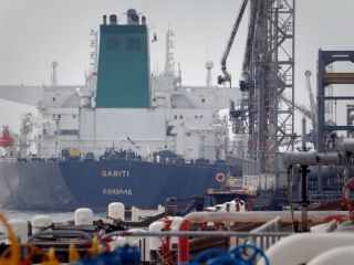 اتاق بازرگانی: چین نفت ایران را نمی‌خرد، خبرگزاری سپاه: یک میلیون بشکه می‌خرد