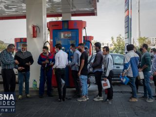 مردم گرفتار در پمپ‌ بنزین‌ها؛ رئیسی: می‌خواهند مردم را عصبانی کنند