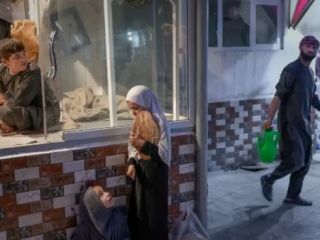 در افغانستان خانواده‌ها از سر ناچاری فرزندان‌شان را می‌فروشند