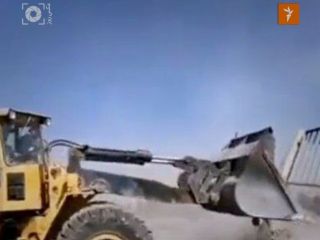 نماینده مجلس سوار لودر شد و دیوار دانشگاه آزاد را تخریب کرد+ ویدیو