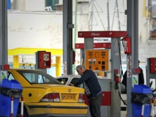 ادامه اختلال در شبکه توزیع سوخت ؛ مردم به دنبال بنزین ۱۵۰۰ تومانی